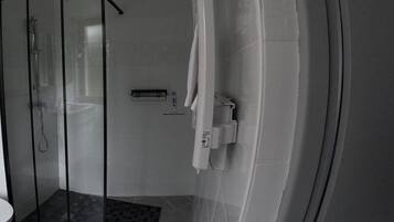 Chambre Double Premium, vue jardin (CH5 / Les Coquelicots) | Salle de bain | Serviettes fournies, papier toilette