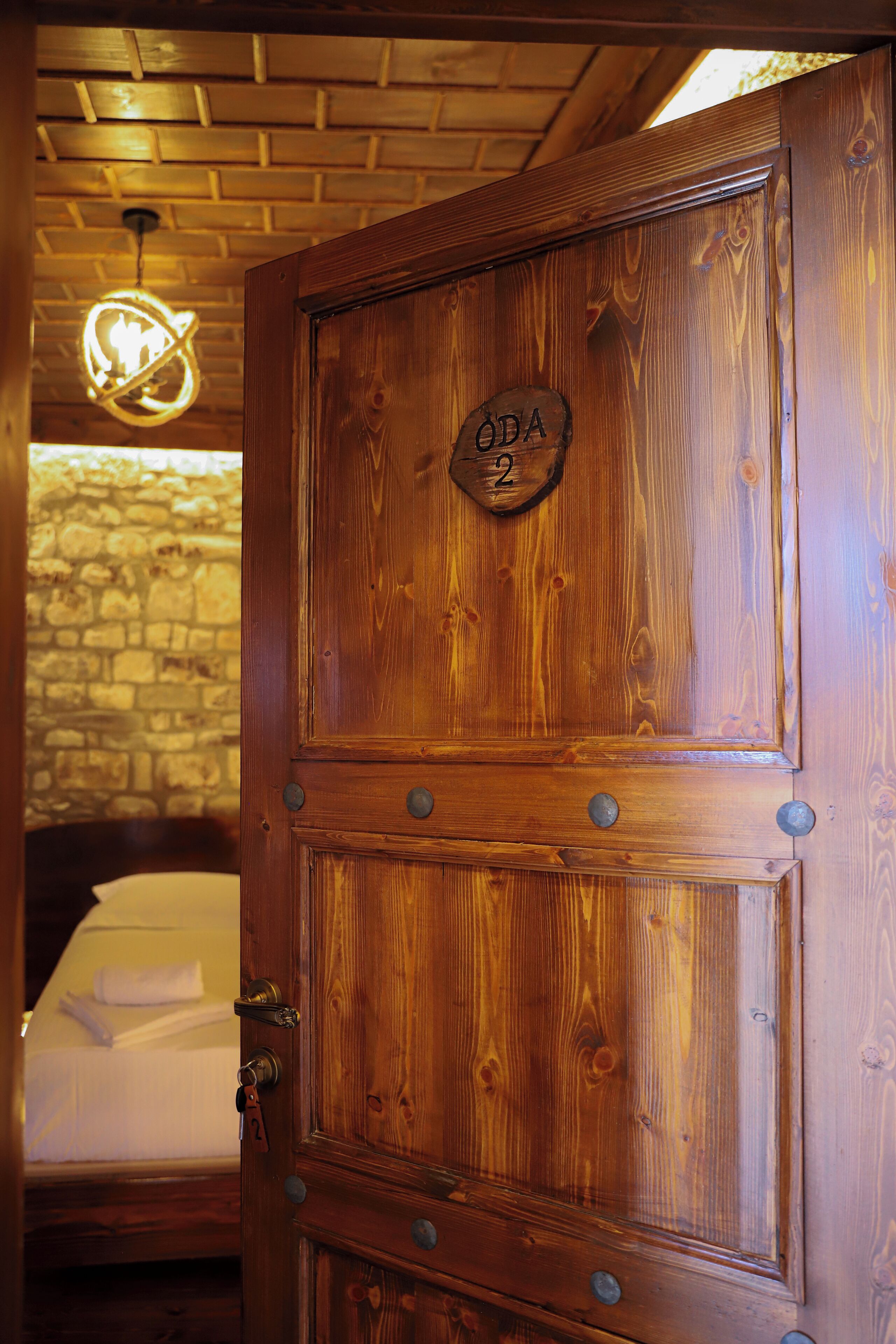 Una puerta de madera con una placa que indica 