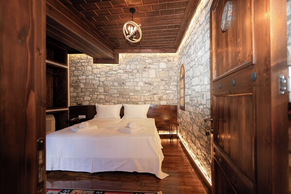 Traditional Double or Twin Room | Desk, laptop workspace, free WiFi