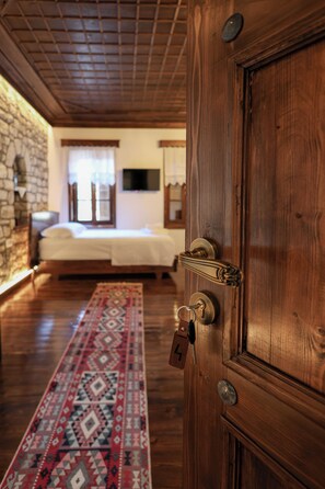 Habitación triple tradicional, vistas al río | Ropa de cama de alta calidad y escritorio