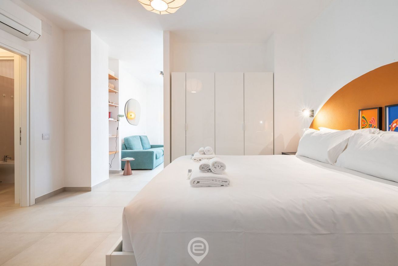 1 makuuhuone, silitysrauta/-lauta, vauvan matkasänky