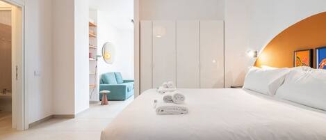 1 dormitorio, tabla de planchar con plancha, cuna de viaje