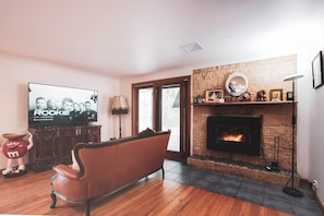 TV, fireplace