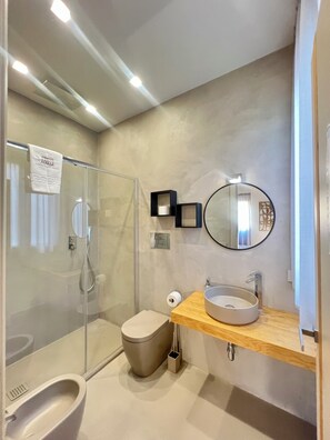Chambre Deluxe double ou avec lits jumeaux, balcon, vue sur la ville | Salle de bain | Pantoufles