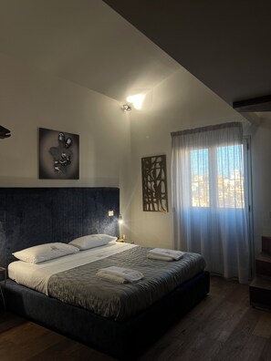 Habitación Deluxe con 1 cama matrimonial o 2 individuales, balcón, vista a la ciudad | Edredón, insonorización, tabla de planchar con plancha y wifi gratis 