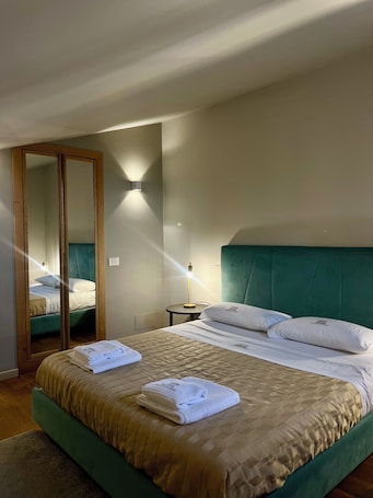 Executive Suite, Balcony, City View | Down comforters, soundproofing, iron/ironing board, free WiFi