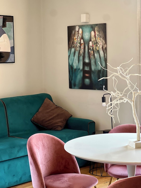 Executive Suite, Balcony, City View | Living area