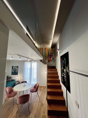 Executive-Suite, Balkon, Stadtblick | Wohnbereich