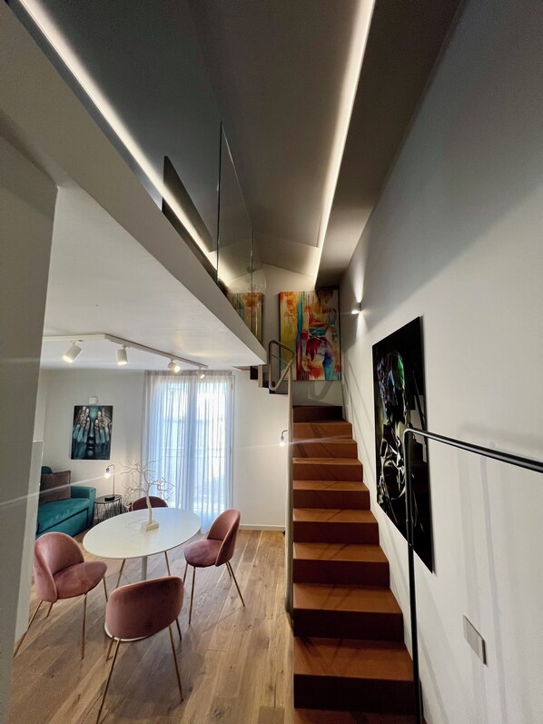 Executive-Suite, Balkon, Stadtblick | Wohnbereich