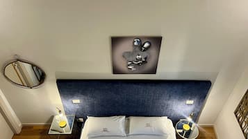 Deluxe kamer, 1 twee- of 2 eenpersoonsbedden, balkon, uitzicht op de stad | Donsdekens, geluiddichte muren, een strijkplank/strijkijzer, gratis wifi