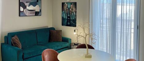 Suite – executive, balkong, byutsikt | Oppholdsområde | TV