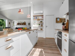 Fridge, microwave, dishwasher, cookware/dishes/utensils