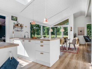 Fridge, microwave, dishwasher, cookware/dishes/utensils