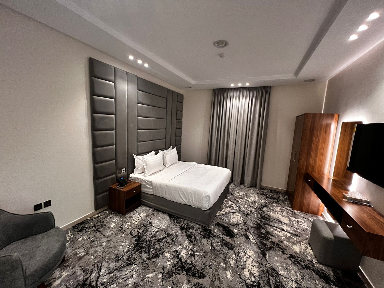 Estudio Confort | Caja fuerte, cortinas opacas, sistema de insonorización