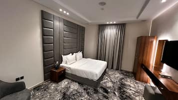 Comfort Studio | Peti besi dalam bilik, langsir/tirai gelap terus, kalis bunyi