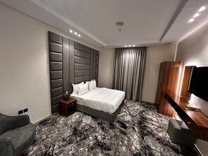 Comfort Studio | In-room safe, blackout drapes, soundproofing, iron/ironing board