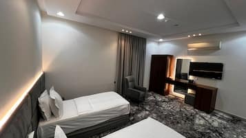 Comfort Studio | In-room safe, blackout drapes, soundproofing, iron/ironing board