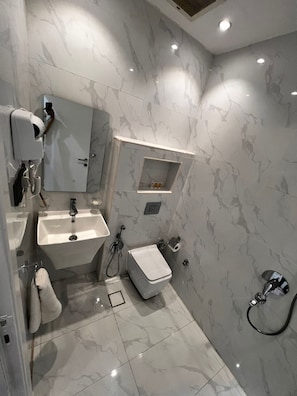 Comfort Studio | Bilik Mandi | Selipar