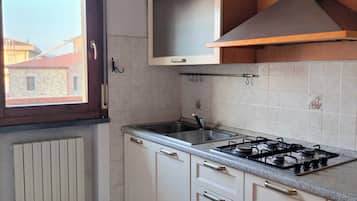 Frigorifero, forno, piano cottura, macchina per tè/caffè