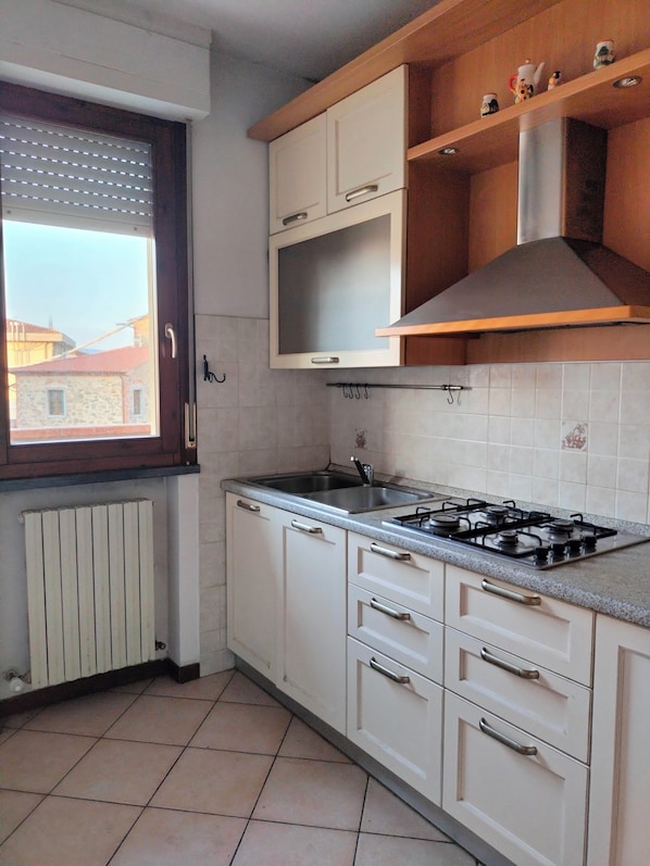 Fridge, oven, stovetop, coffee/tea maker