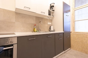 Horno, placa de cocina, cafetera/tetera, tetera/pava eléctrica