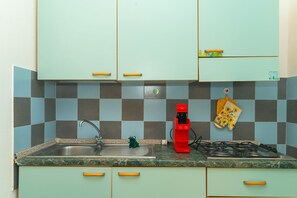 Fridge, oven, stovetop, coffee/tea maker