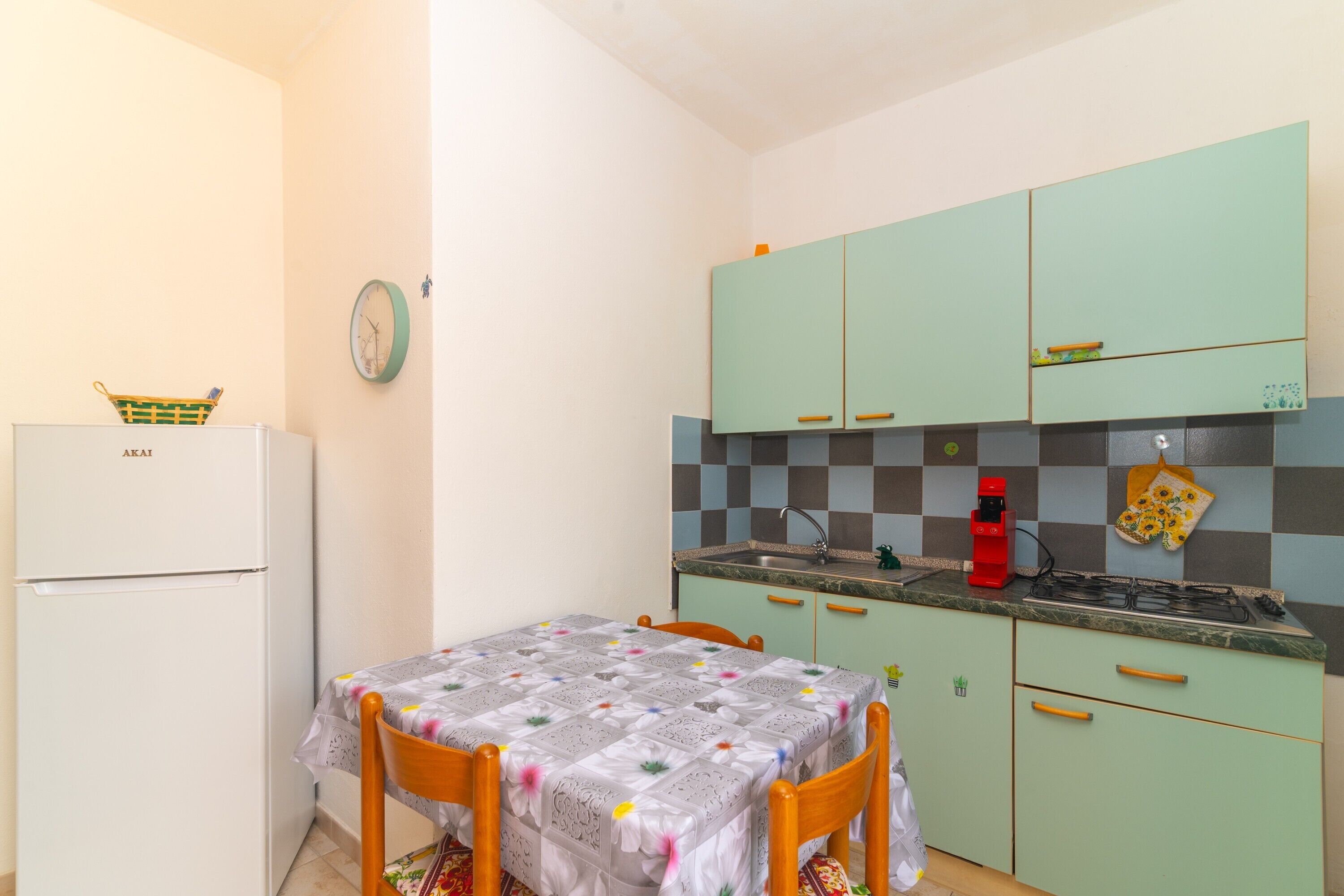 ثلاجة، فرن، موقد طهي مسطح، ماكينة لصنع القهوة/الشاي