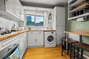 Kylskåp, ugn, spishäll och vattenkokare