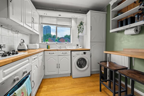 Refrigerador, horno, placa de cocina, tetera/pava eléctrica