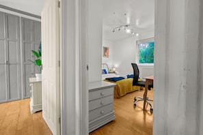 3 habitaciones, tabla de planchar con plancha, wifi y ropa de cama