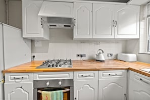 Refrigerador, horno, placa de cocina, tetera/pava eléctrica