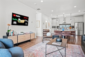 TV connectée, livres, espaces bureaux