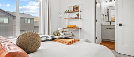 3 habitaciones, escritorio y tabla de planchar con plancha