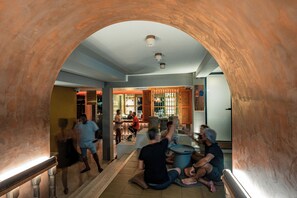 3 bars/lounges