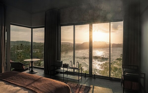 NiiRA Wave | In-room safe, laptop workspace, iron/ironing board, free WiFi