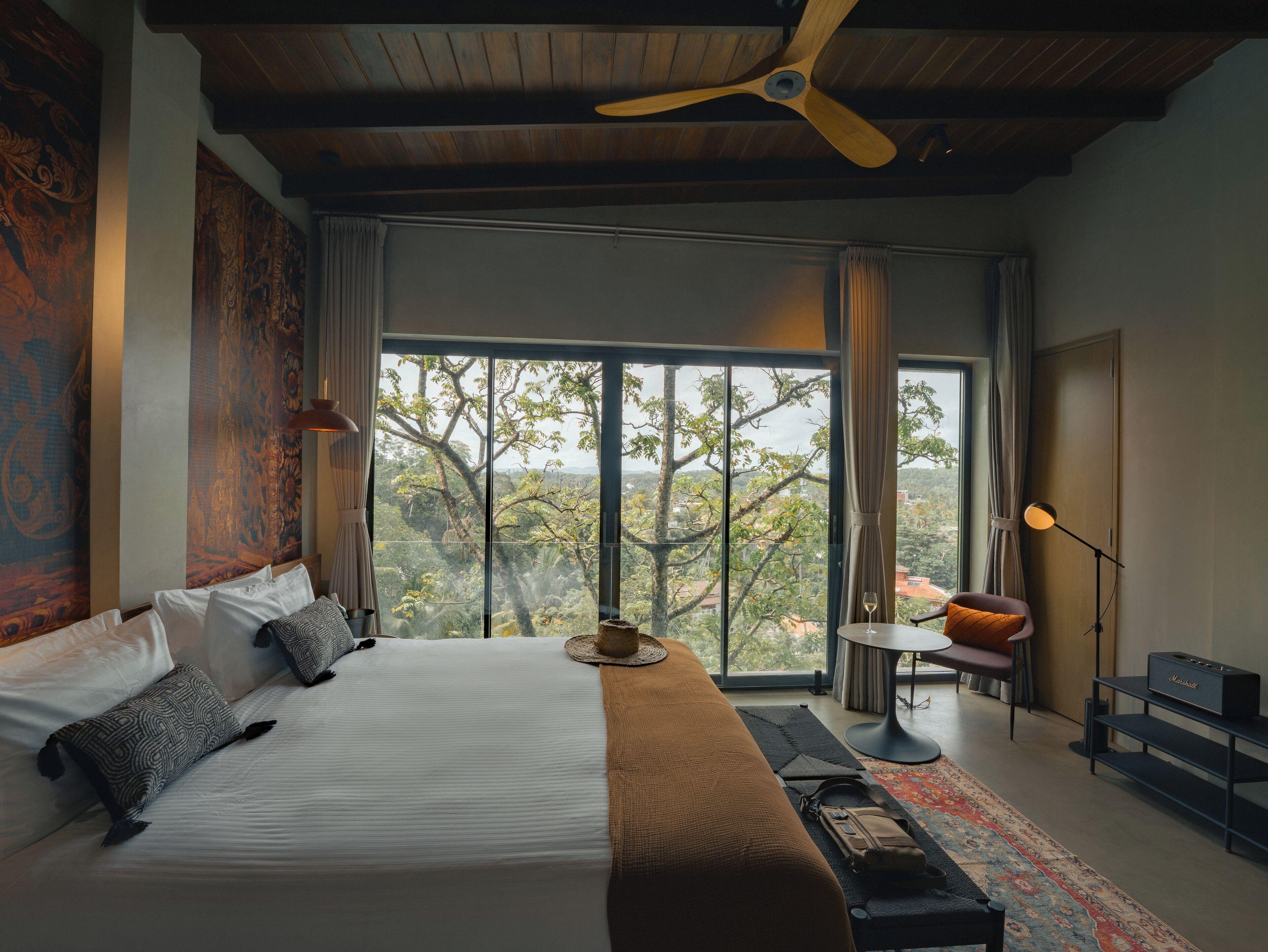 Premium bedding, in-room safe, iron/ironing board, free WiFi