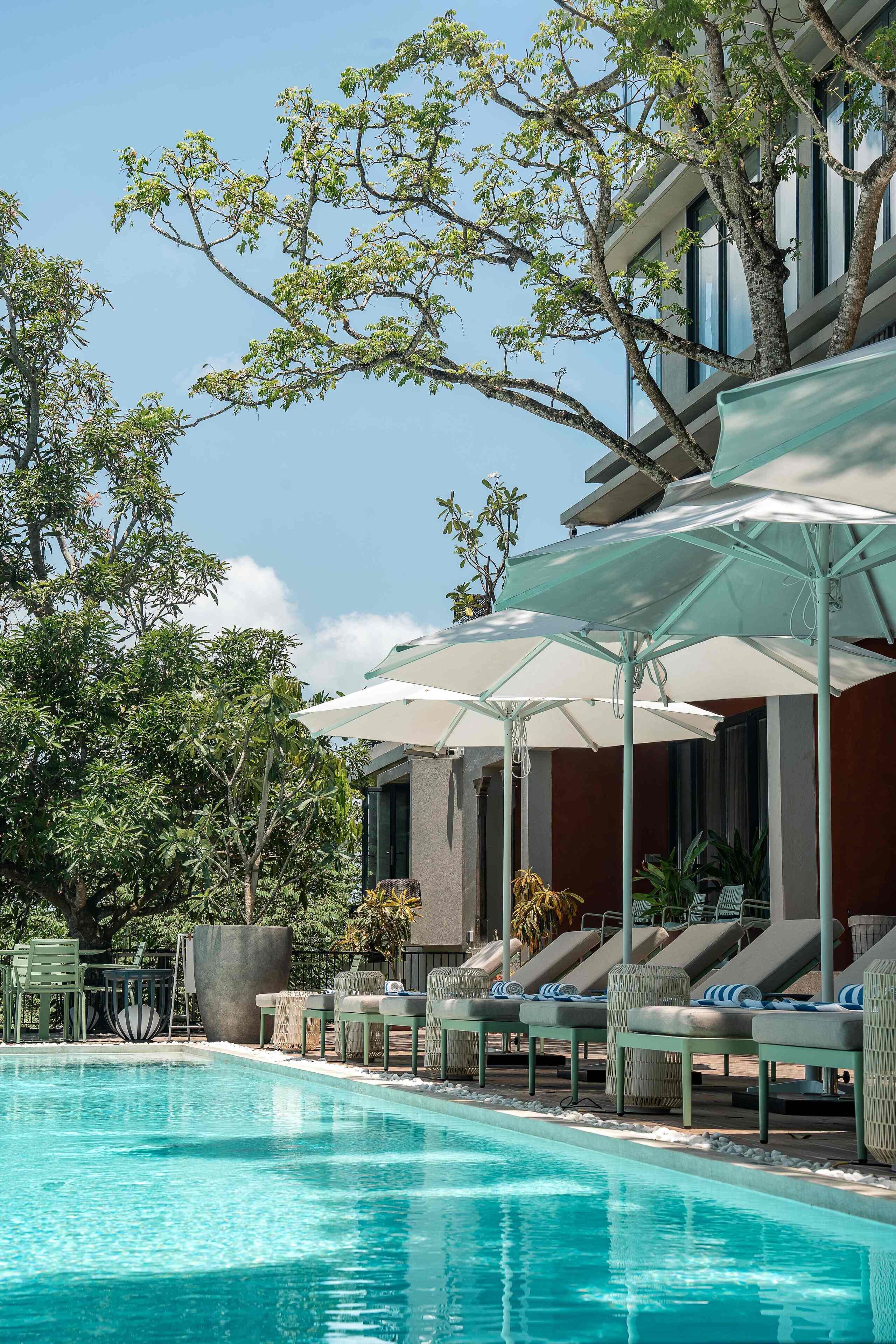 خزنة داخل الغرفة ومساحة عمل للكمبيوتر المحمول ومكواة/لوح كي