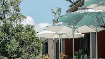 NiiRA Splash | Brankas, ruang kerja ramah laptop, dan setrika/meja setrika