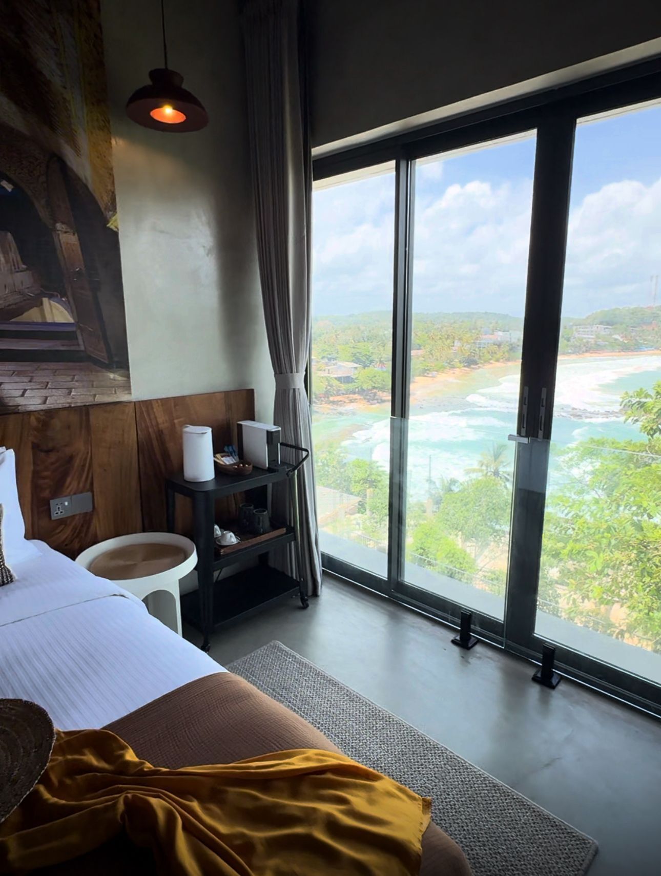 Habitación (NiiRA Queen Wave) | Ropa de cama de alta calidad, caja fuerte, tabla de planchar con plancha