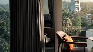 NiiRA Wave | In-room safe, laptop workspace, iron/ironing board, free WiFi