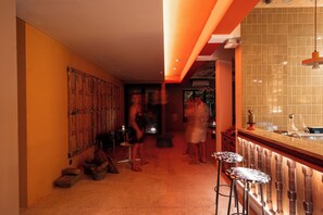 3 bars/lounges
