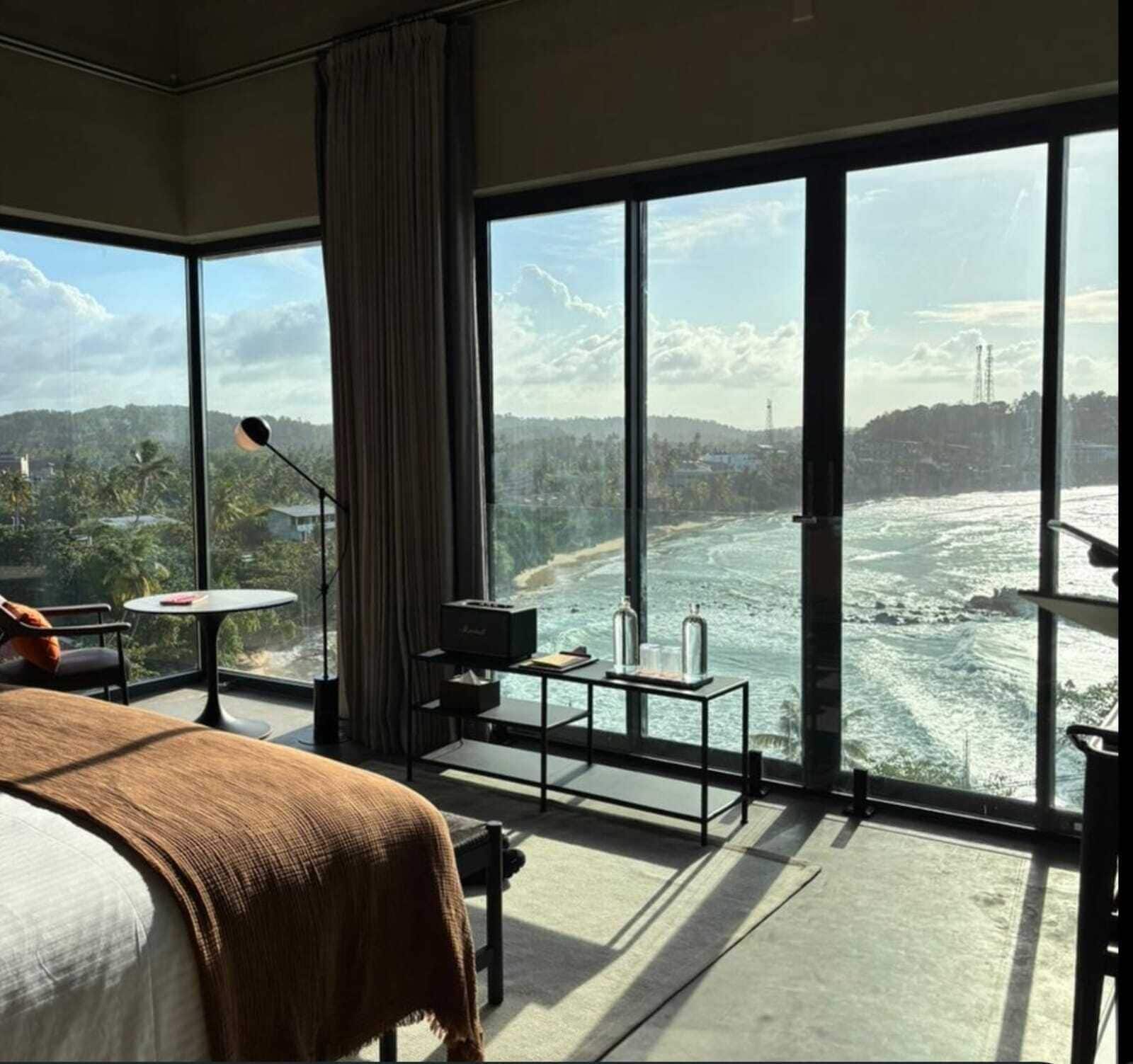 NiiRA Wave | Tallelokero huoneessa, kannettavalle tietokoneelle sopiva työtila