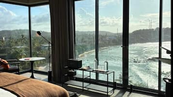 NiiRA Wave | Caja de seguridad en la habitación y espacio para trabajar con laptop