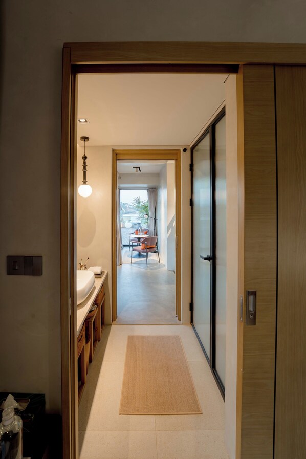 NiiRA Tribe Suite | Bathroom | Free toiletries, hair dryer, slippers, towels
