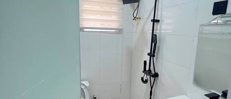 Ducha, secador de pelo, bidé y toallas