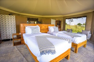 Tienda de lujo | Escritorio, espacio para trabajar con un portátil, ropa de cama