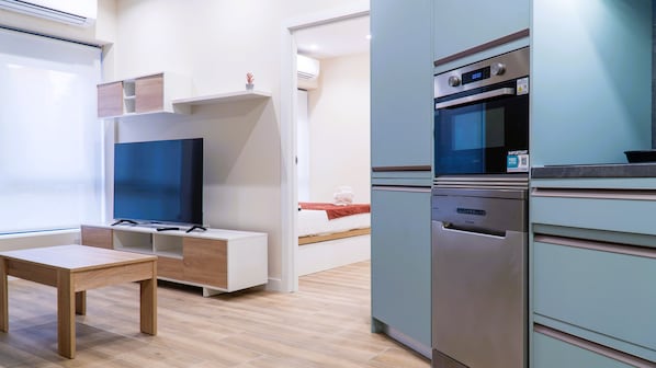 Standaard appartement | Privékeuken | Een koelkast, een magnetron, een oven, een kookplaat