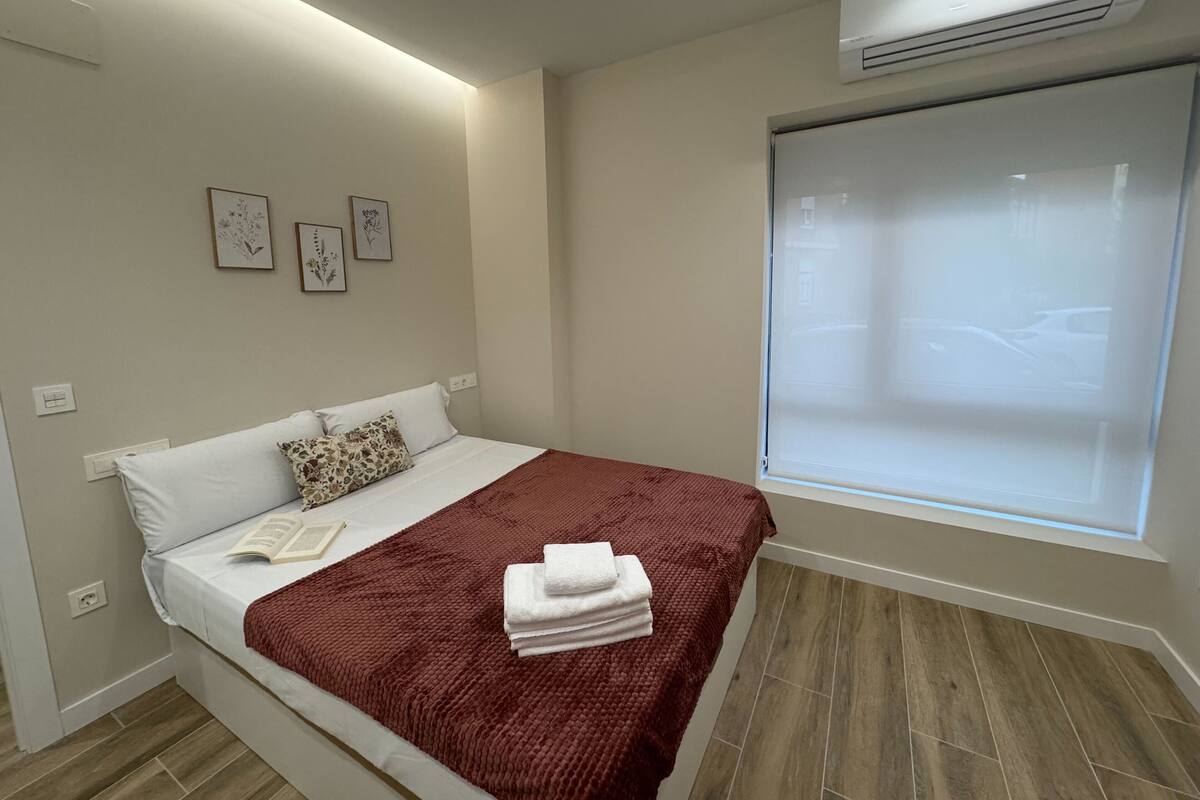 Laptop workspace, soundproofing, free WiFi