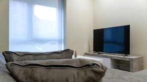 Superior appartement | Woonruimte | Een 32-inch smart-tv met digitale zenders