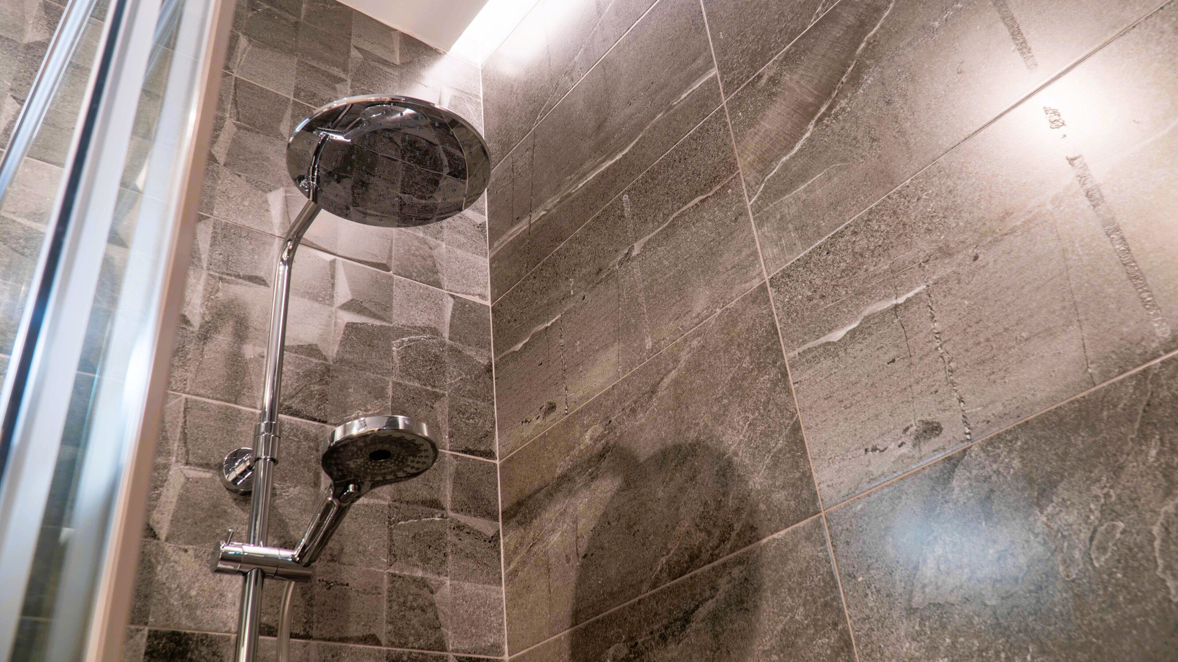 Apartamento superior | Baño | Ducha, secador de pelo, toallas y jabón